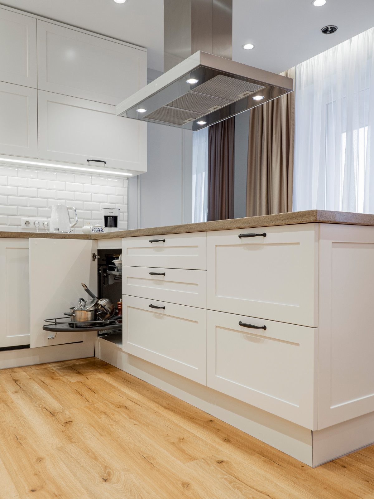 Стильная неоклассическая кухне в белом цвете