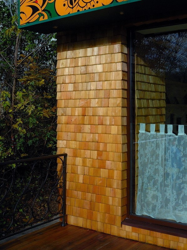 Монтаж фасада ресторана из дранки