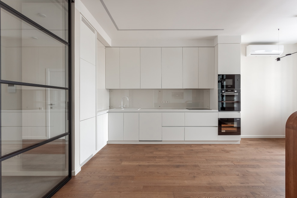 Кухня со столешницей из акрилового кварцевого камня и фартуком из стекла