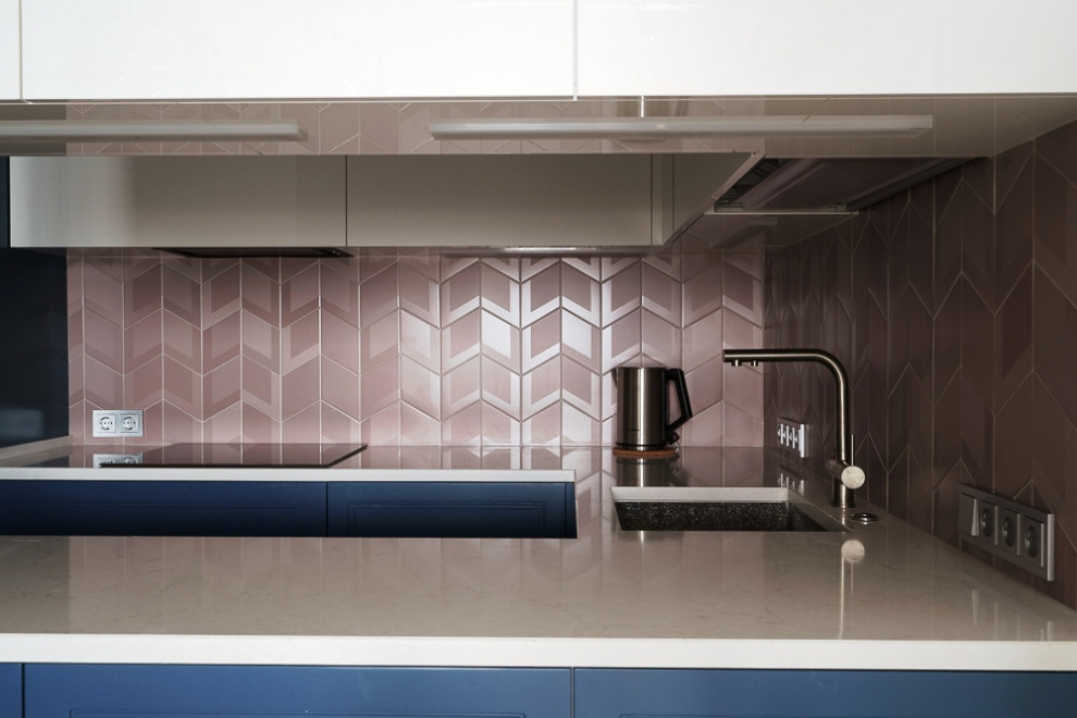 Кухня с ящиками, закрепленными на потолке