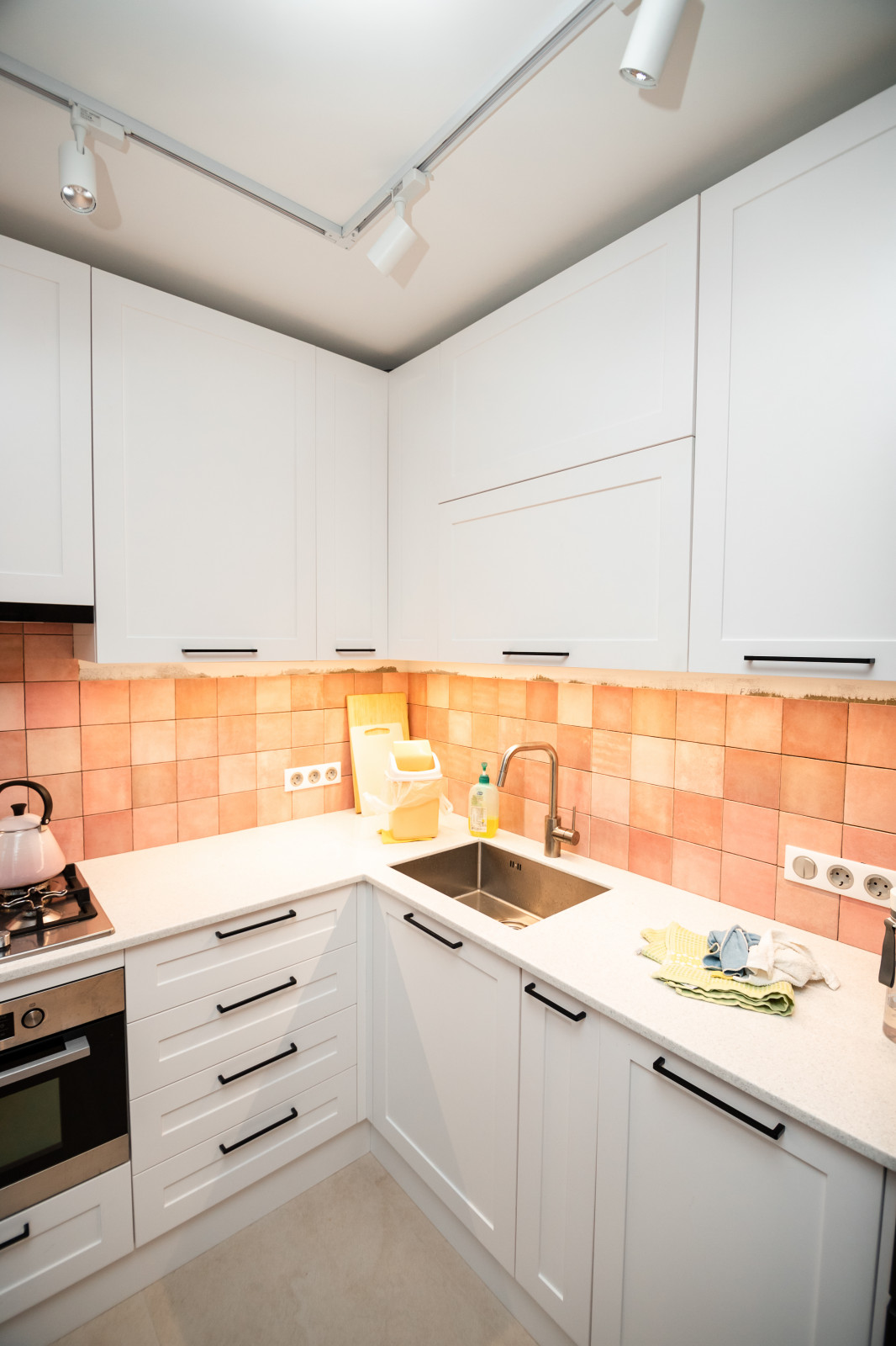 Белая небольшая кухня в стиле неоклассика