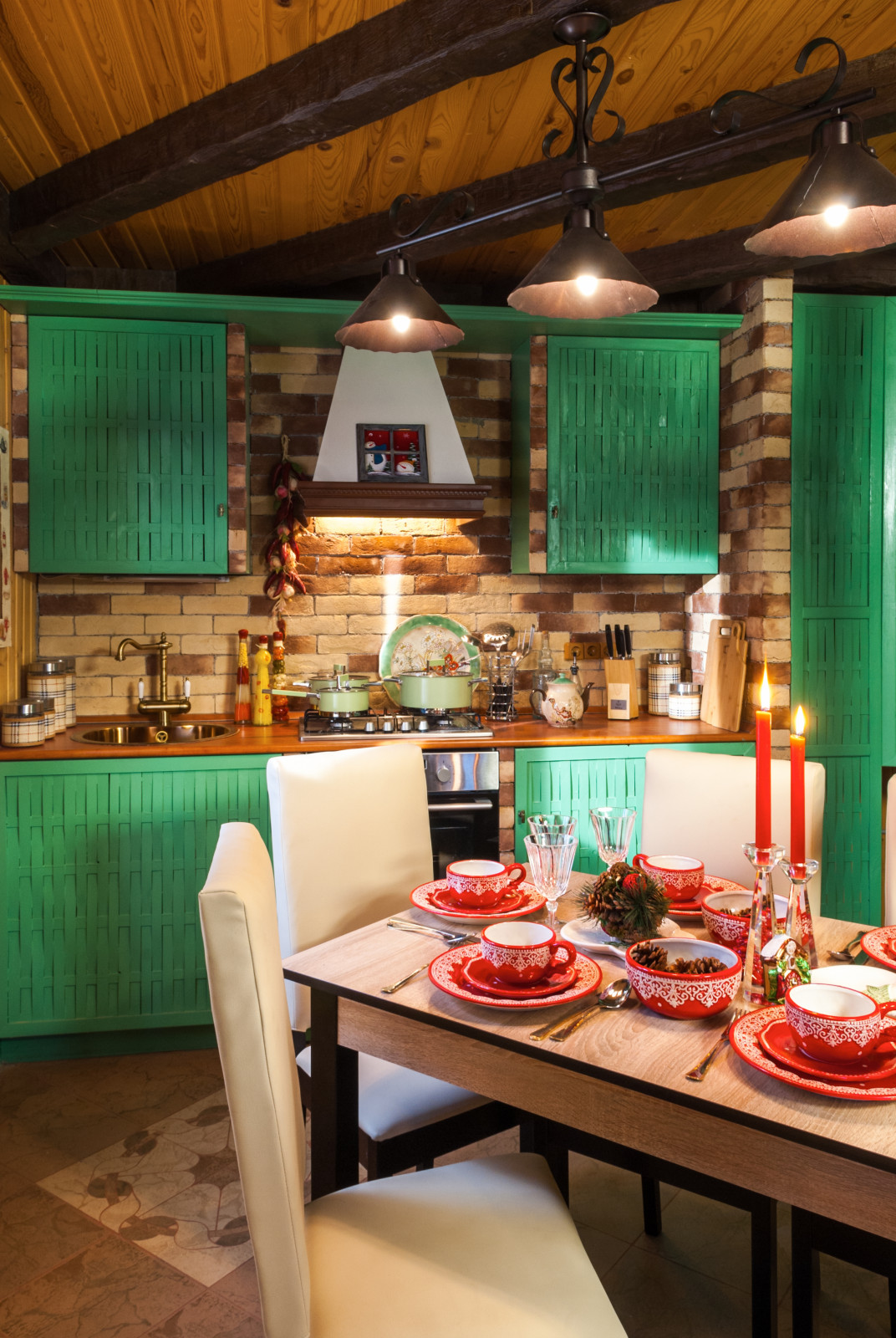 Кухня гостиная в загородном доме в стиле шале.