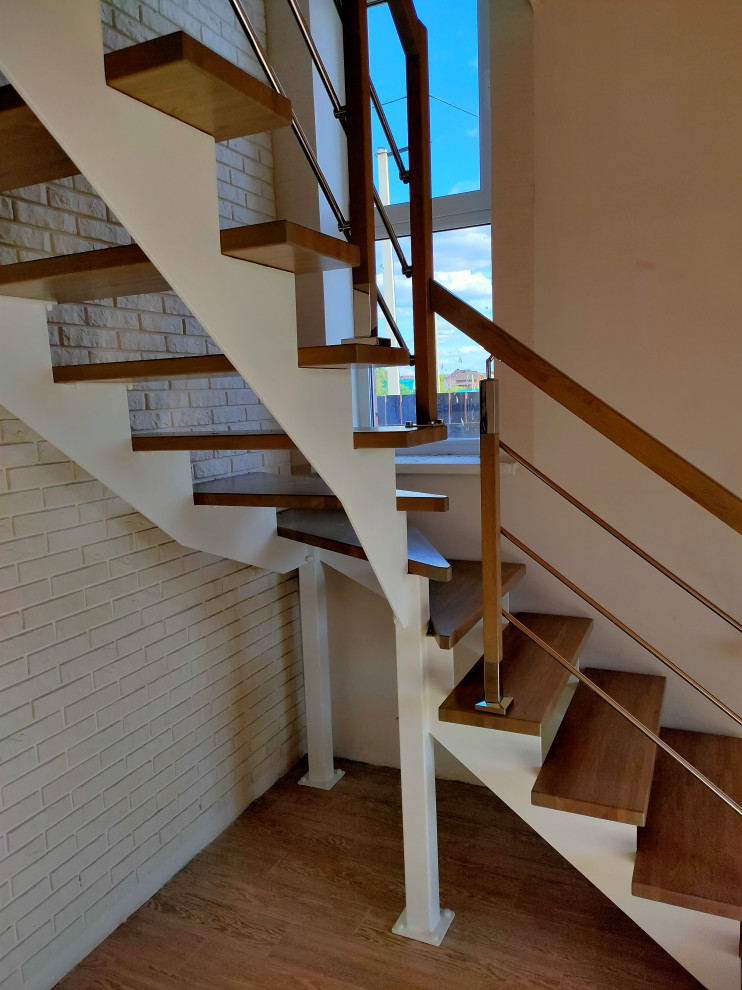 Лестница на "косоурах" с дубовыми ступенями