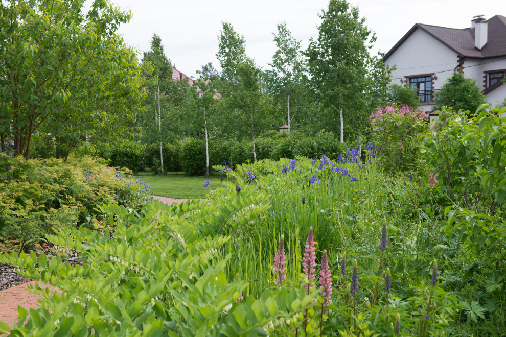 Большой сад в пригороде
