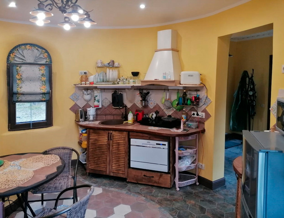 Дом с башней в сказочном стиле в Карелии