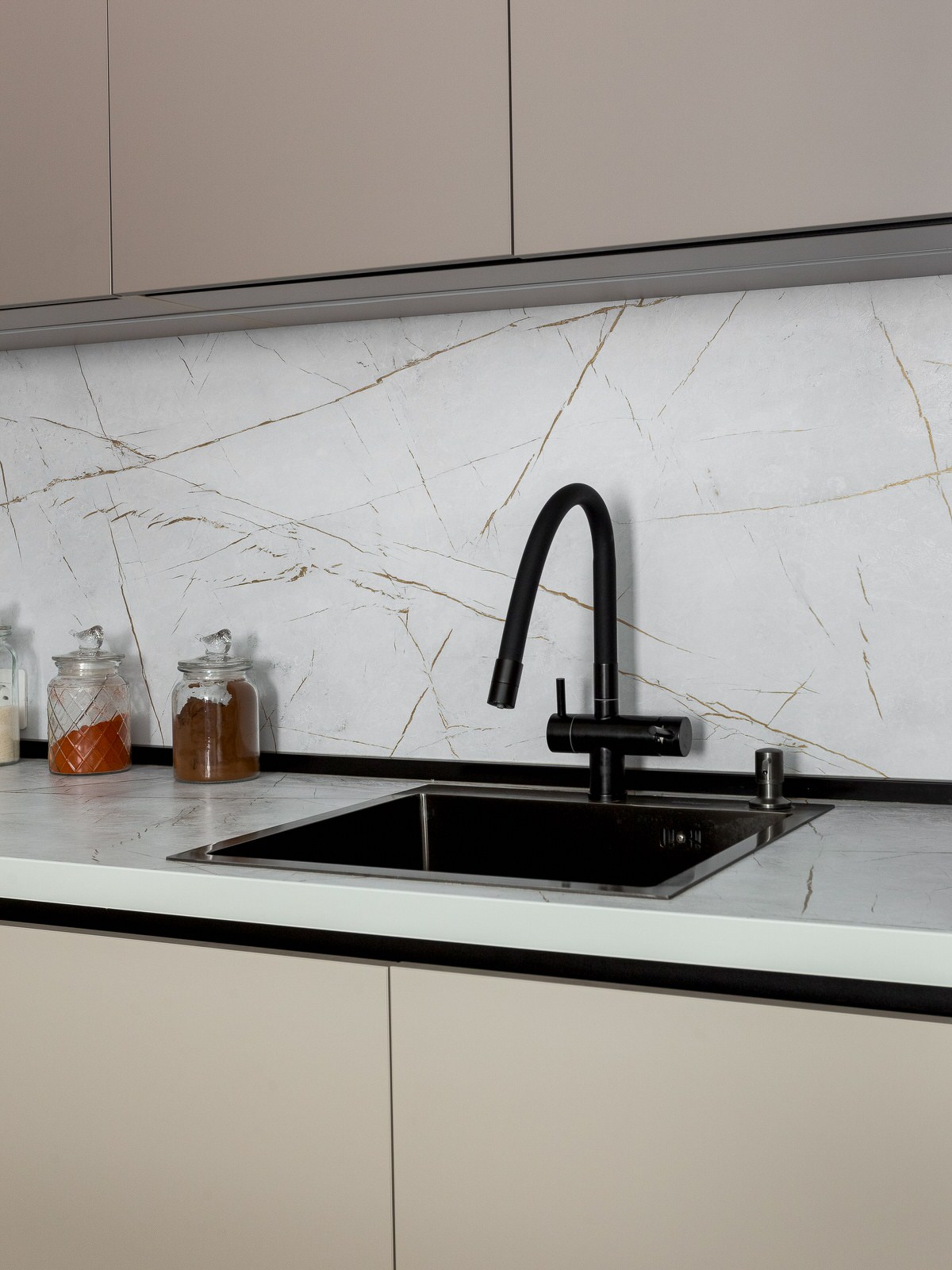 Угловая кухня-гостиная с барной в ЖК Матч Поинт