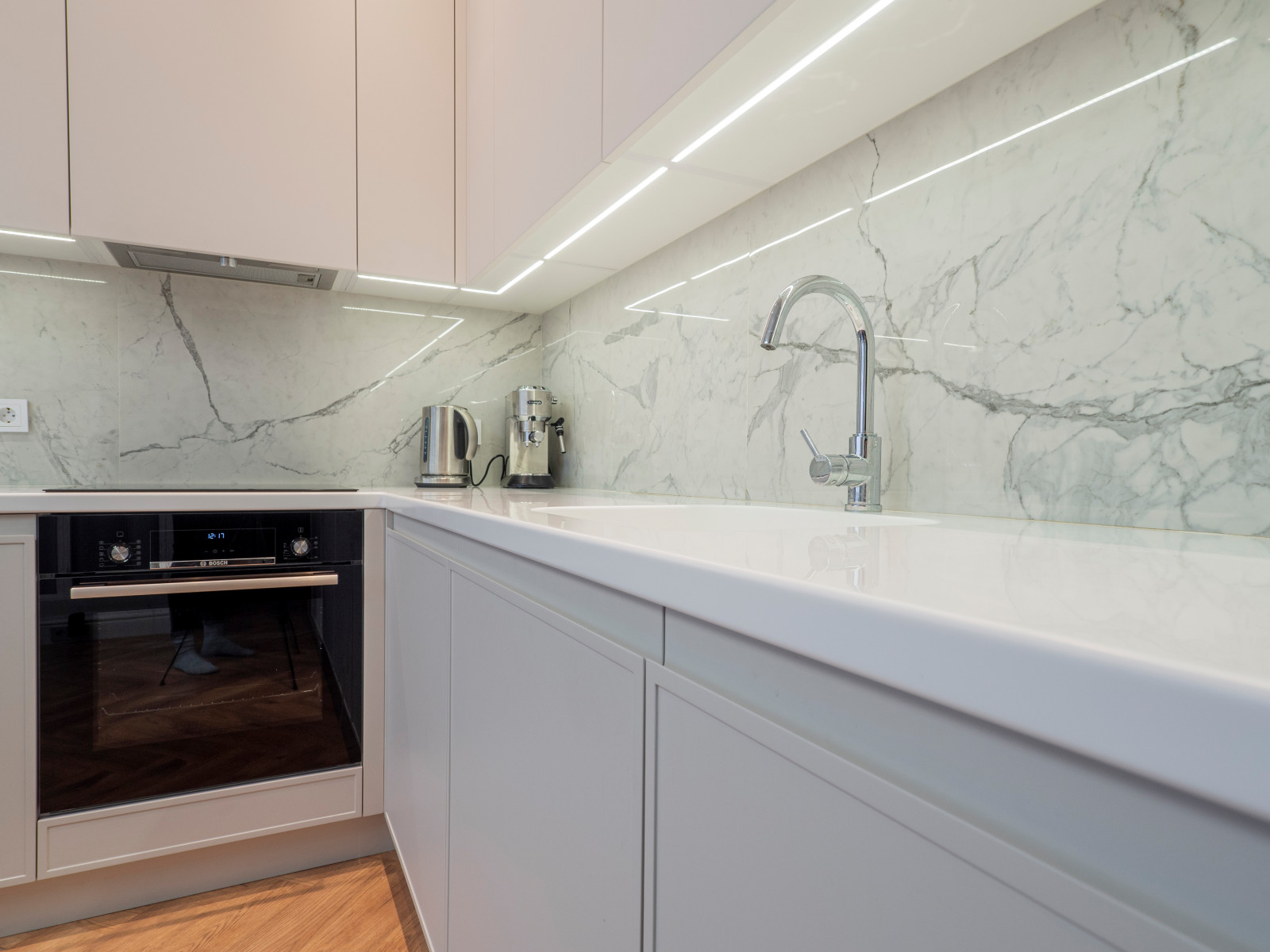 Белая кухня в стиле минимализм