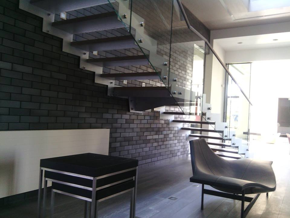 Лестница на тетивах и стеклянные перила