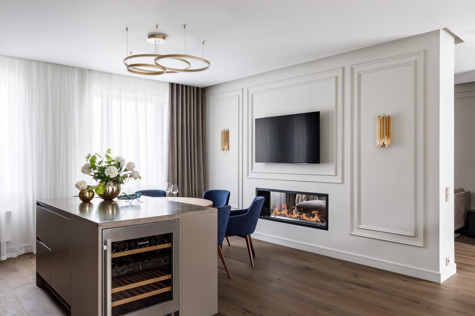 Двухуровневая квартира с лестницей из дерева и стекла