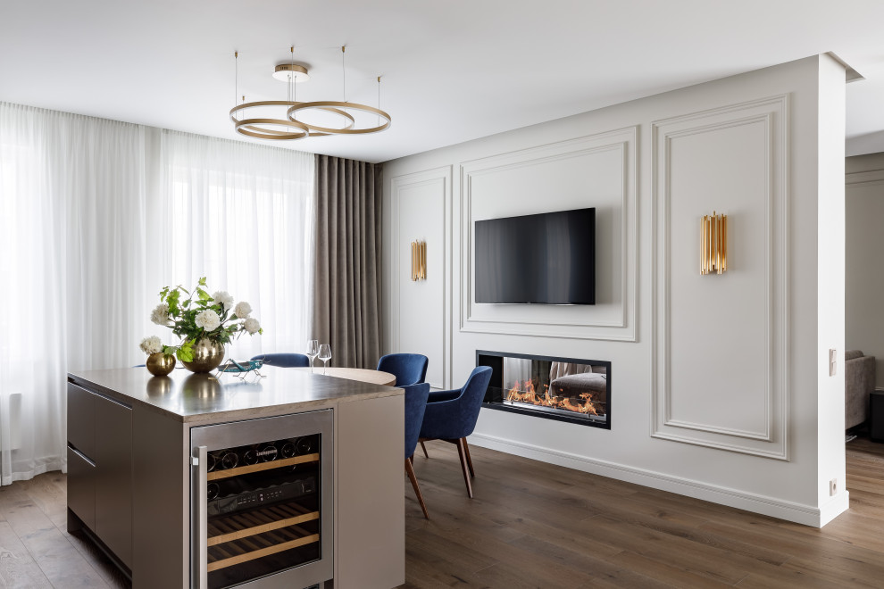 Двухуровневая квартира с лестницей из дерева и стекла