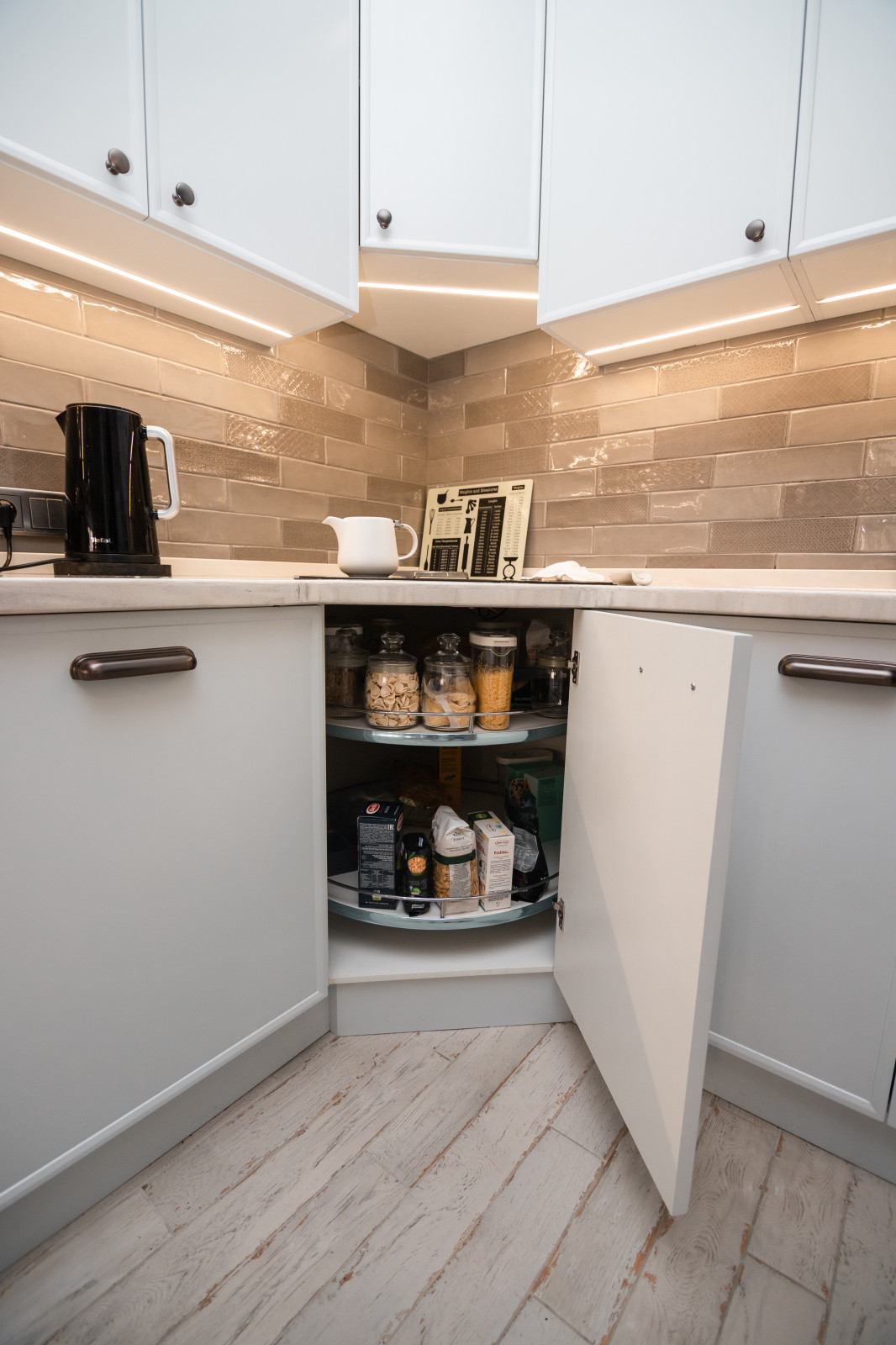 Светлая кухня с деревянными элементами