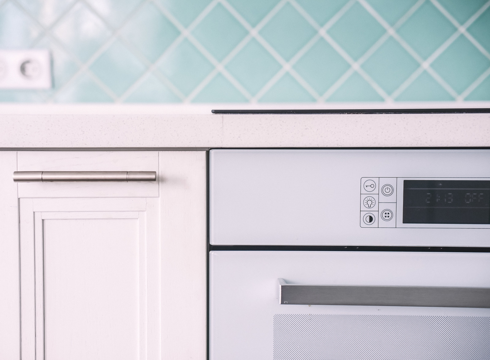 Перепланировка квартиры с радиальной фасадной стеной, авторская мозаика.