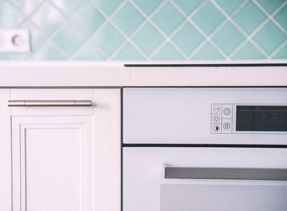 Перепланировка квартиры с радиальной фасадной стеной, авторская мозаика.