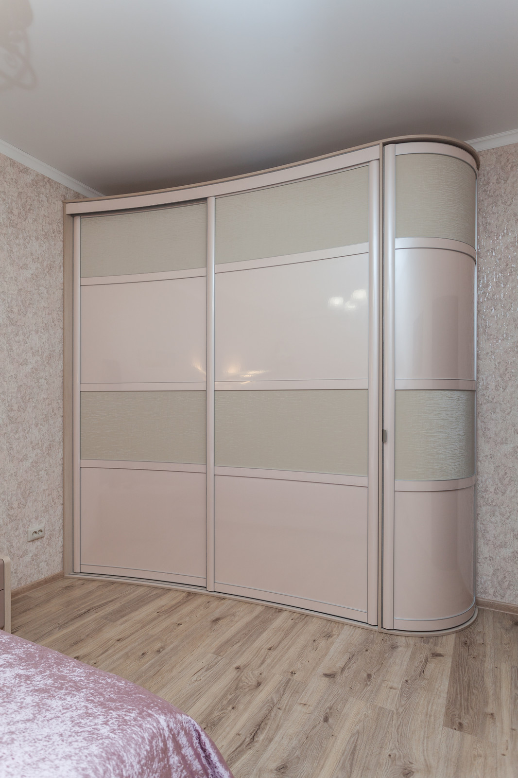 Шкаф купе с радиусными фасадами