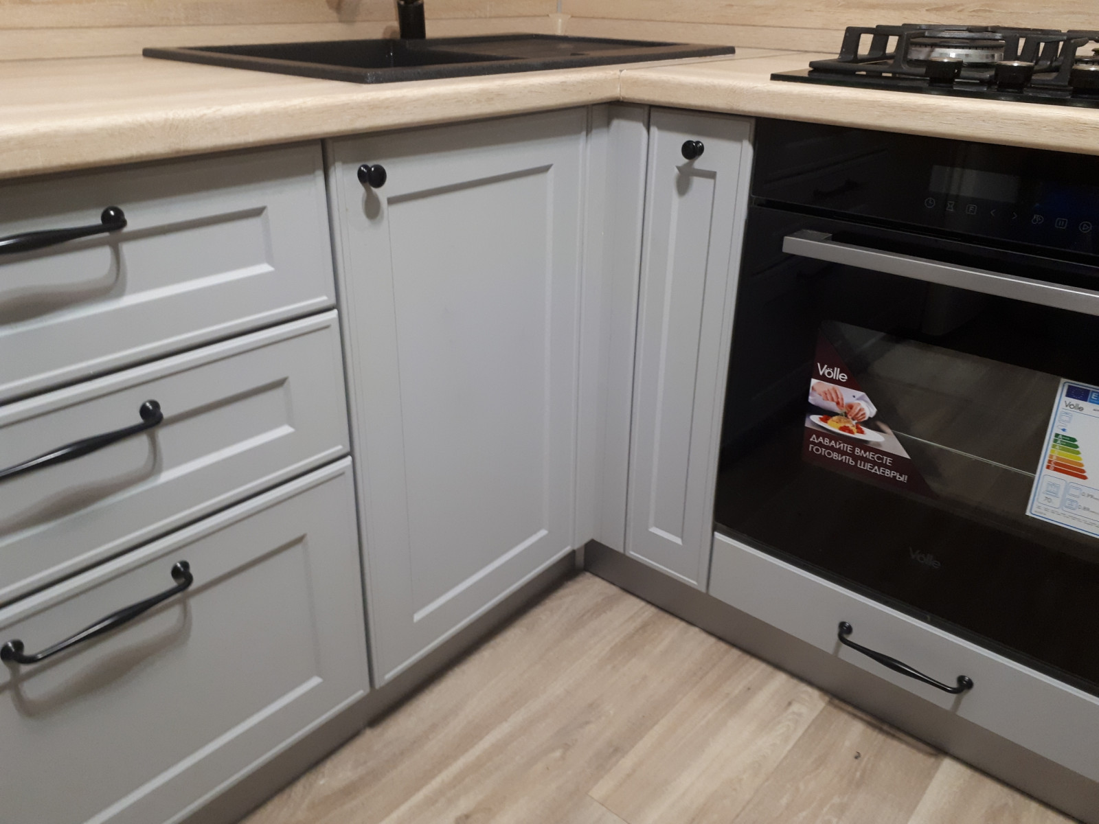 Светло-серая угловая кухня