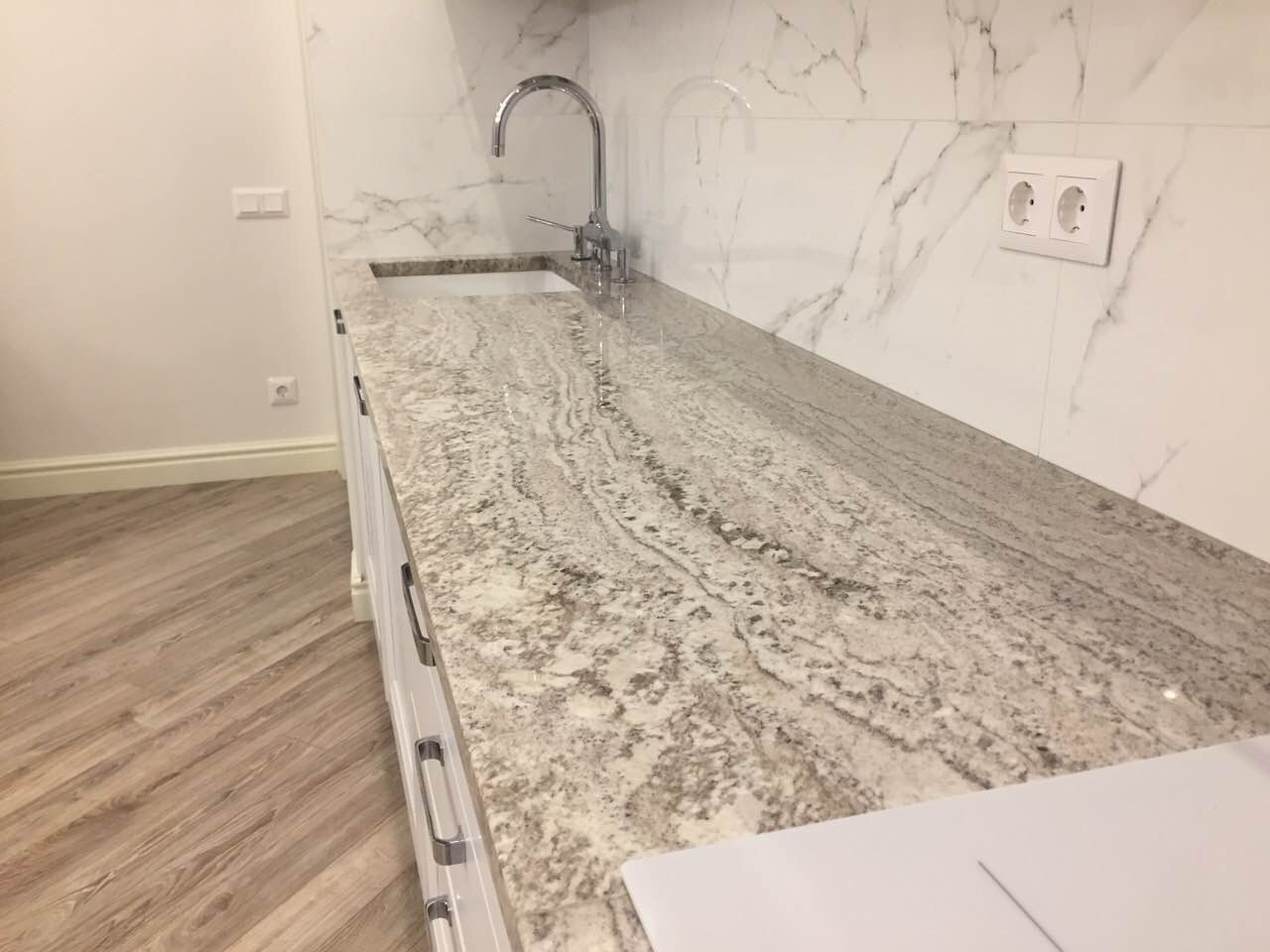 Столешница для кухни из гранита Elegant White