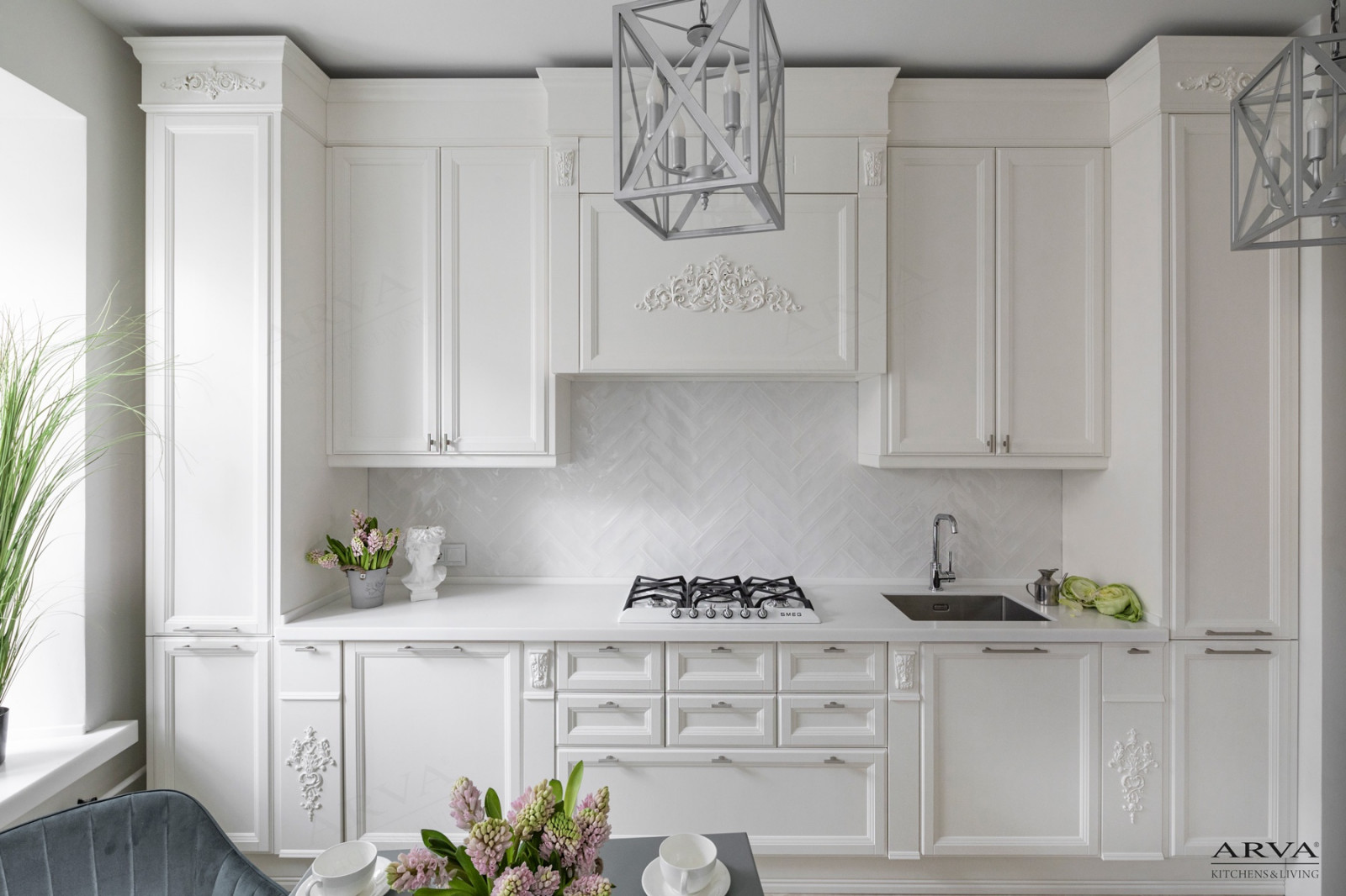 Обложка проекта: Белая кухня с нежными декорами