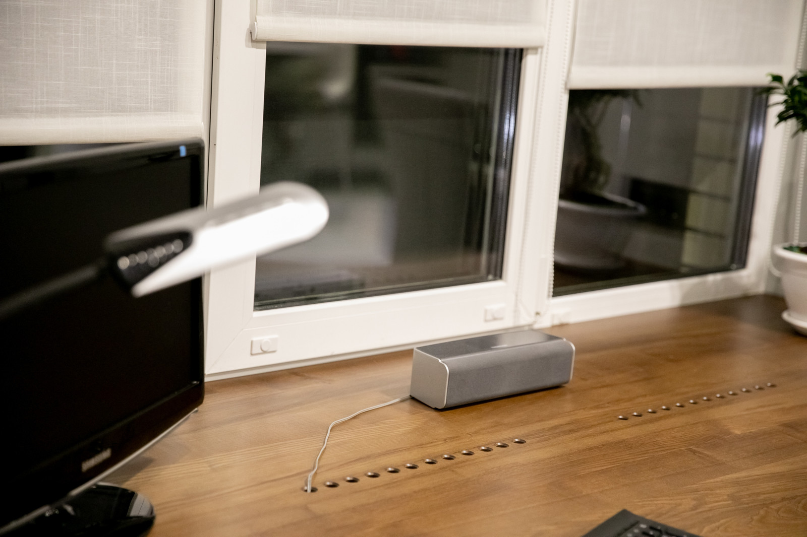 Рабочая зона: столешница-подоконник со знаком инь-ян