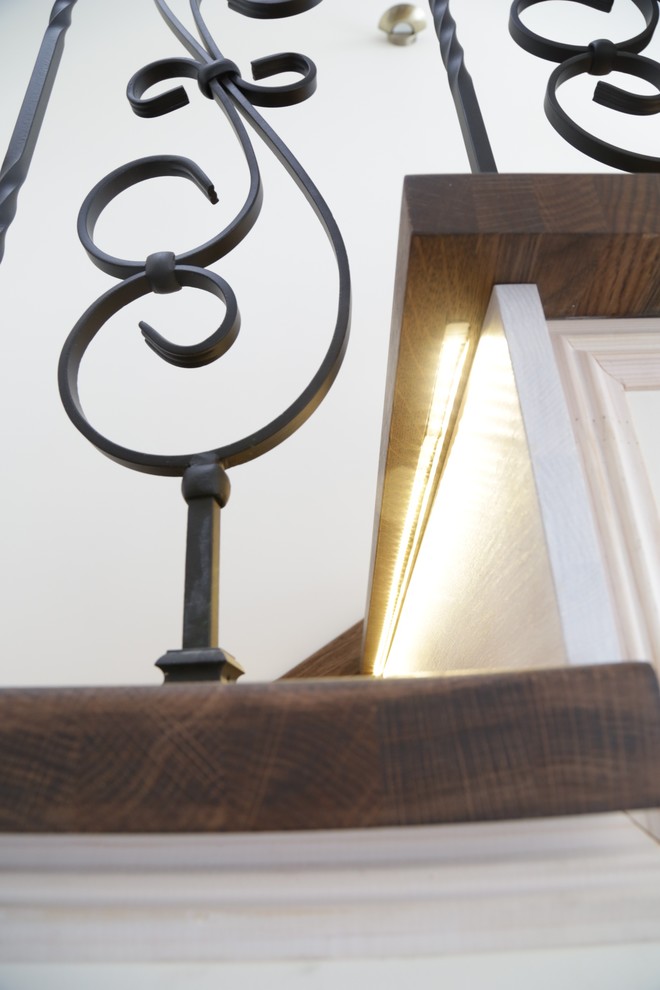 Деревянная лестница с подсветкой