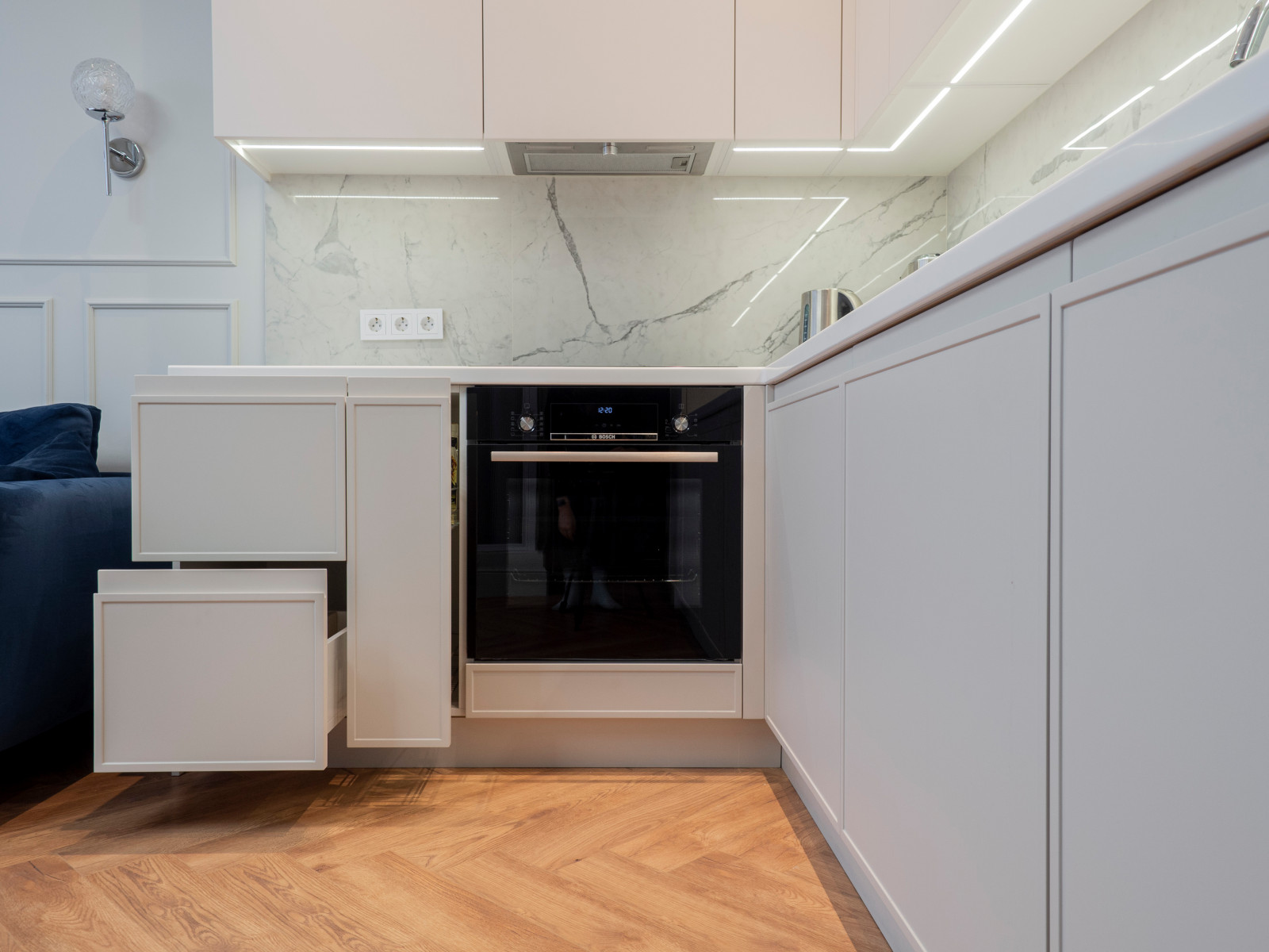 Белая кухня в стиле минимализм