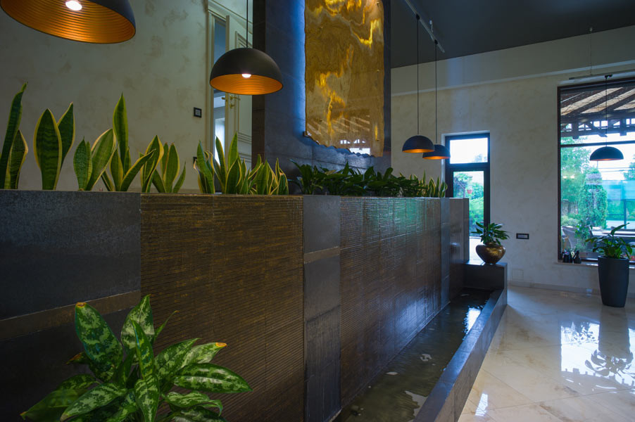 Дом с водопадом