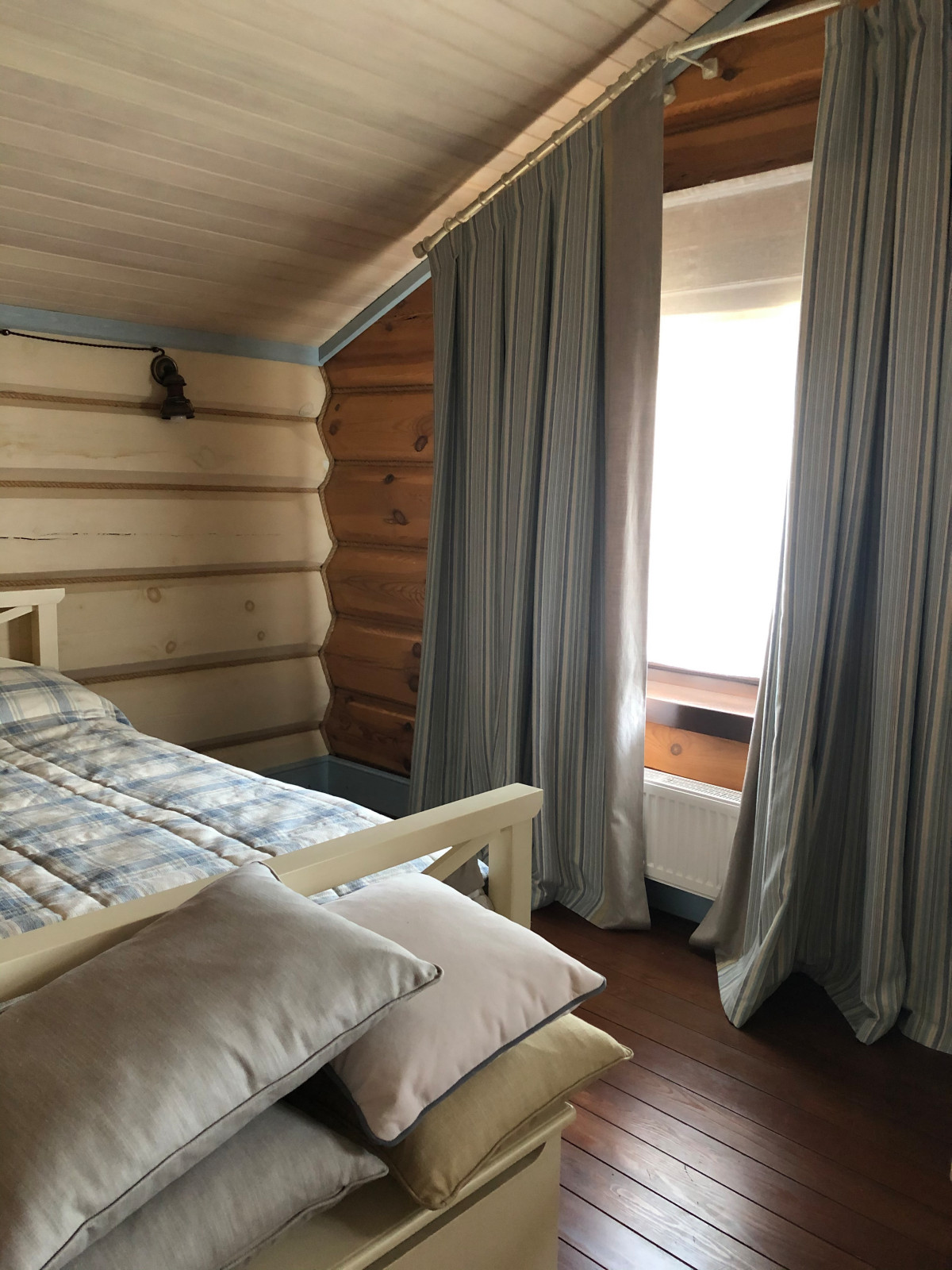 Обложка проекта: Дом на краю леса