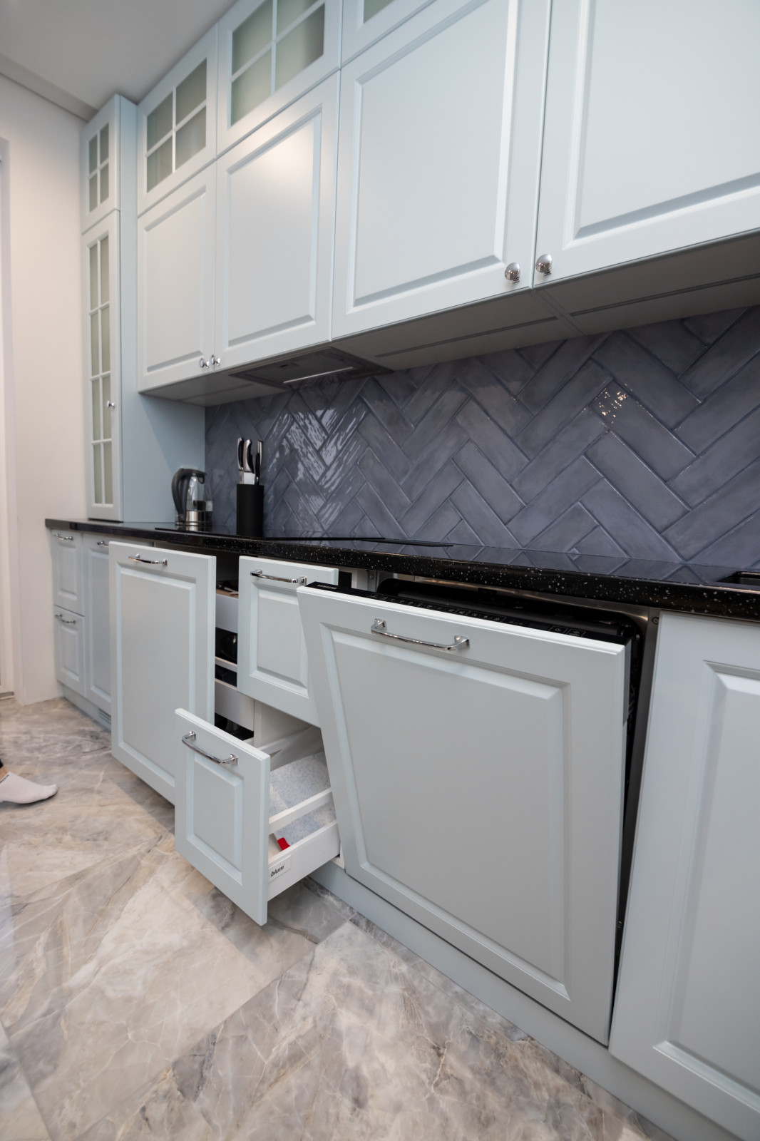 Кухня в серо-голубом цвете с барной стойкой