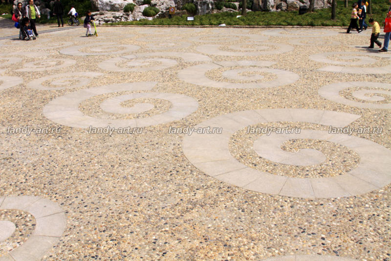 Мощение узорами с использованием разных материалов.