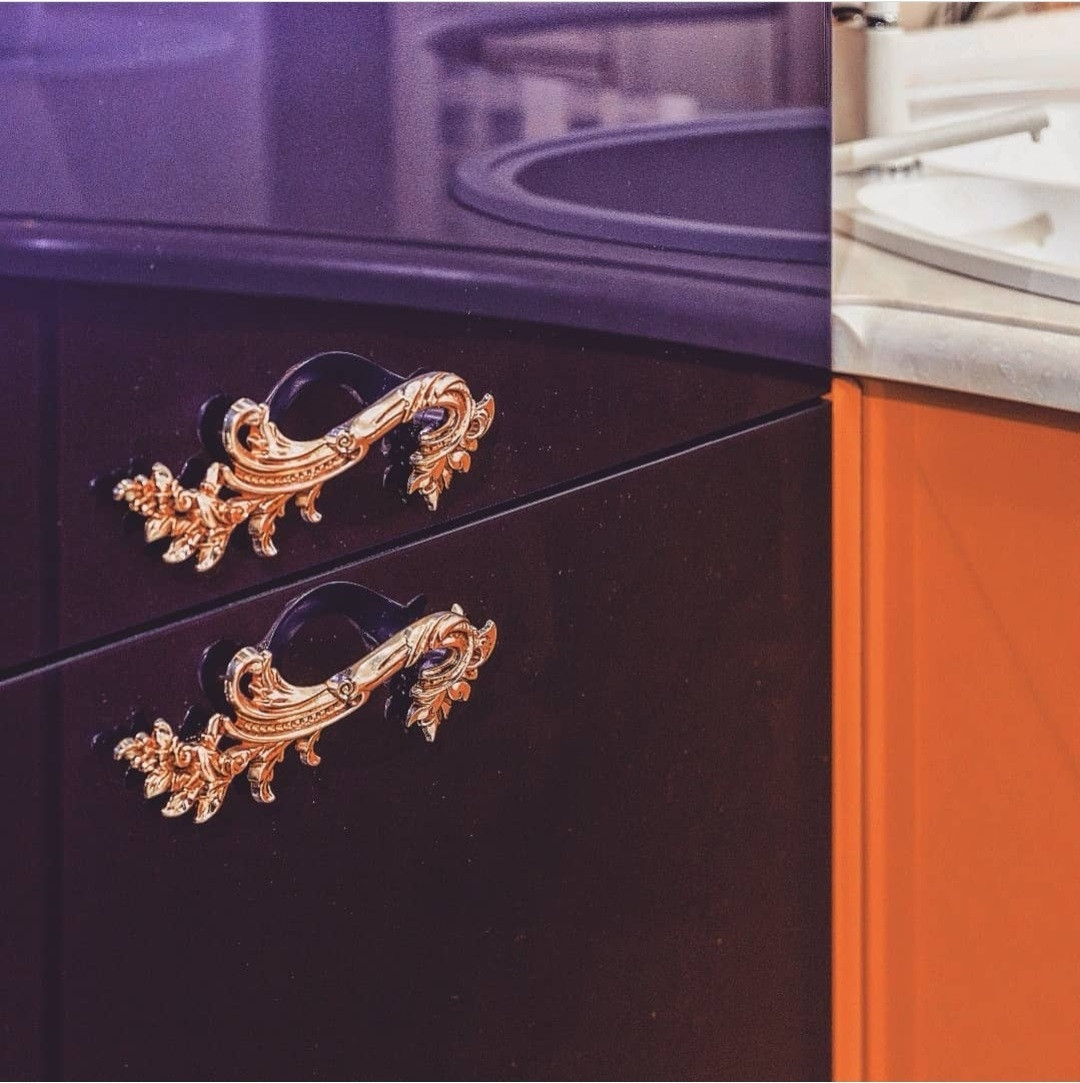 Гнутая кухня для мебельного салона