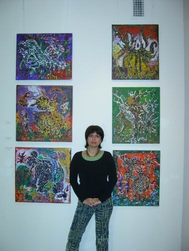 На фоне картин Лики Волчек