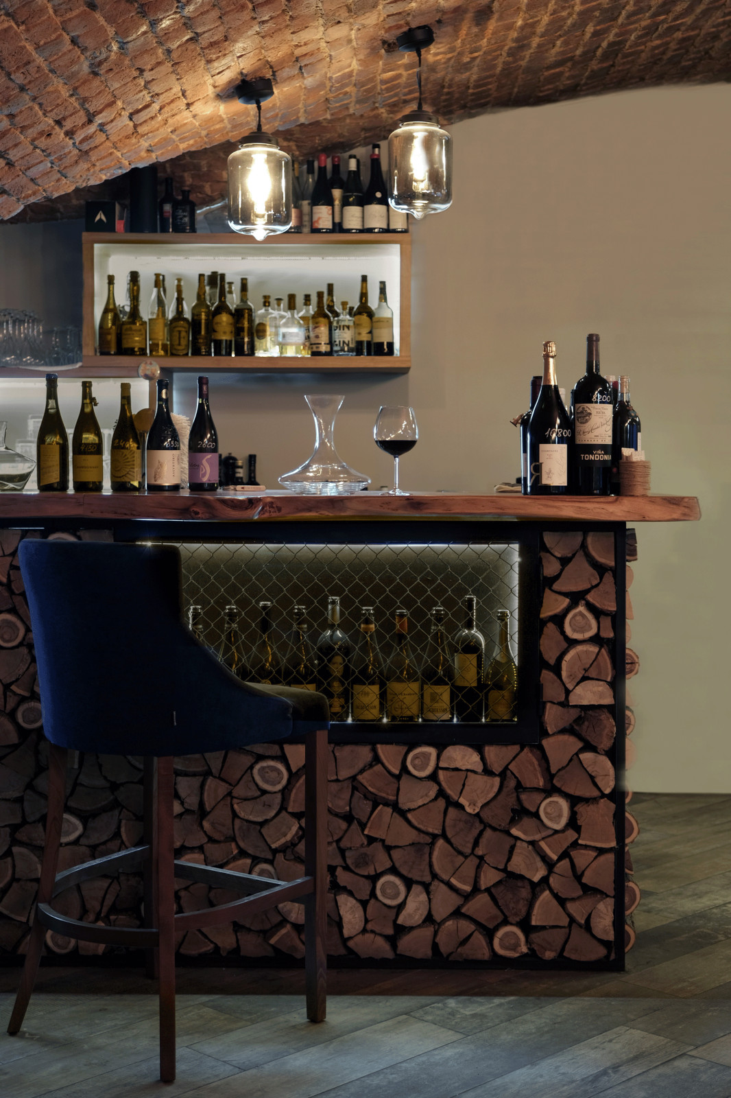 Винный погреб с барной стойкой из дров и камином
