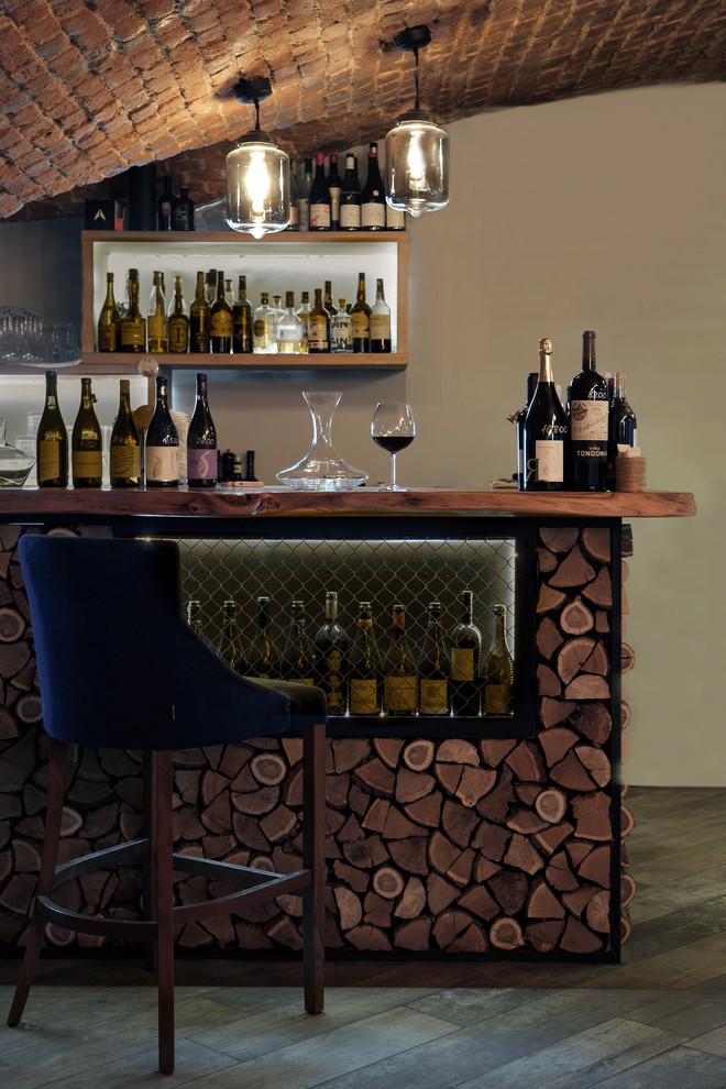 Винный погреб с барной стойкой из дров и камином