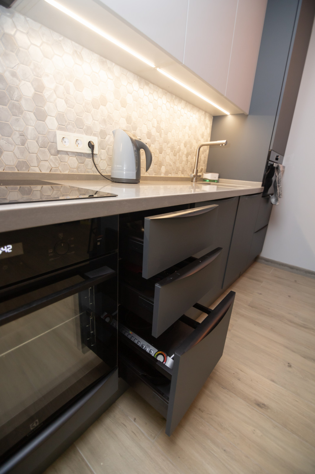 Двухцветная матовая кухня