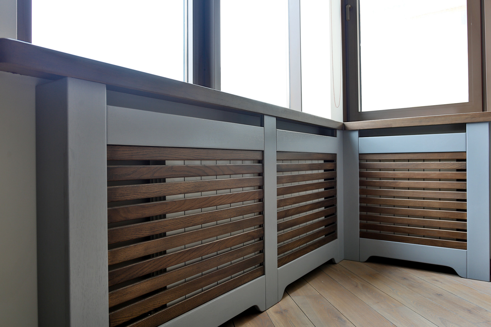 Паркет, подоконник, радиаторная решетка