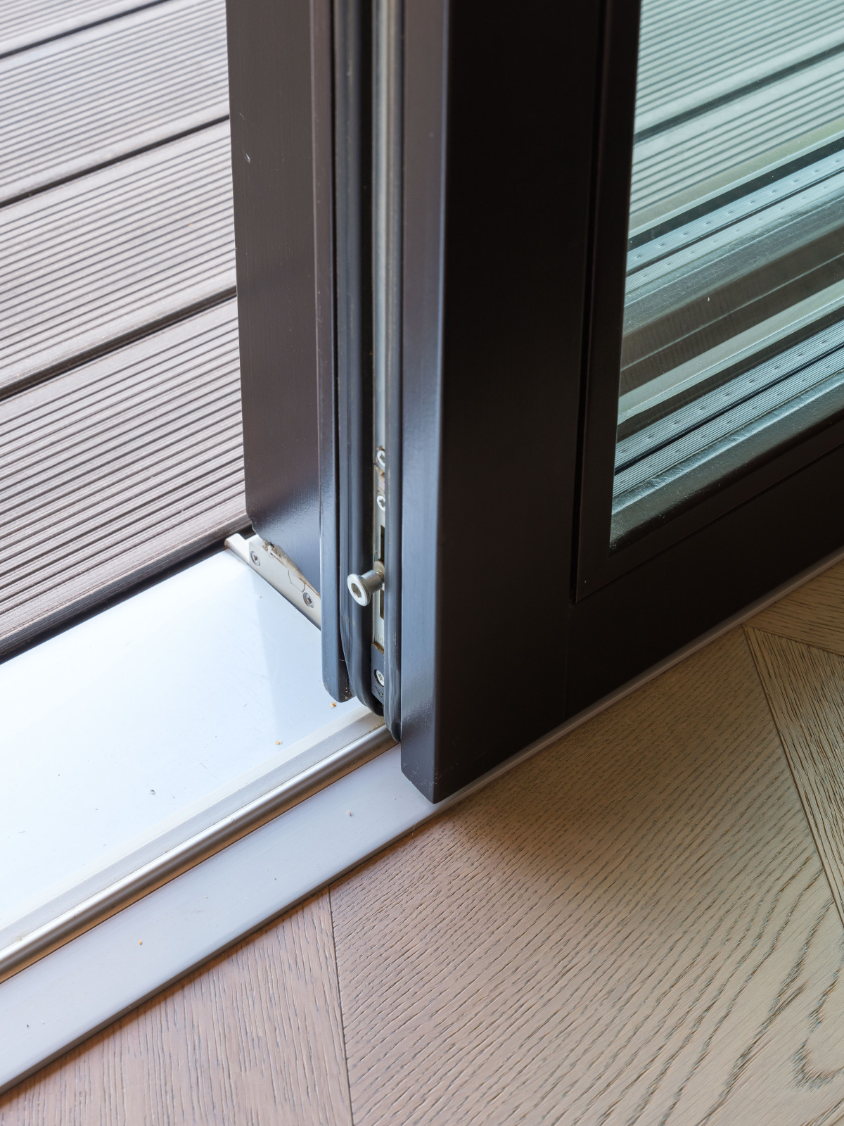 Остекление загородного дома в современном стиле