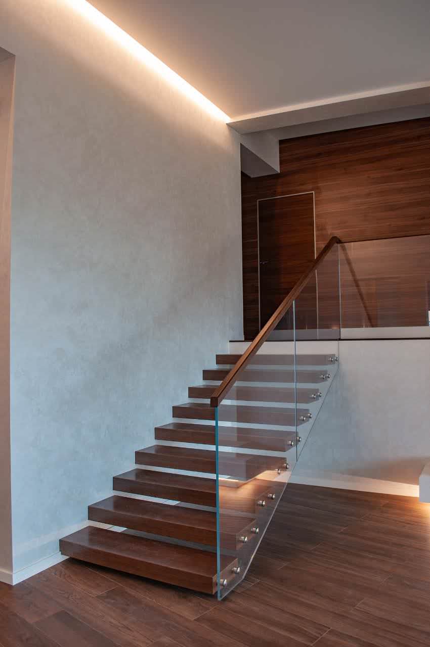 Обложка проекта: Консольная лестница в доме с несколькими уровнями пола