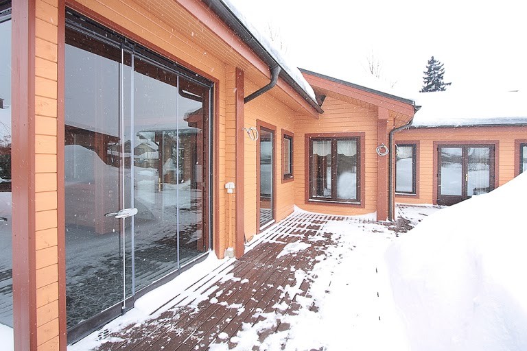 Летняя кухня со стеклянными панелями для зимы (из проекта "СПА на Новой Риге")