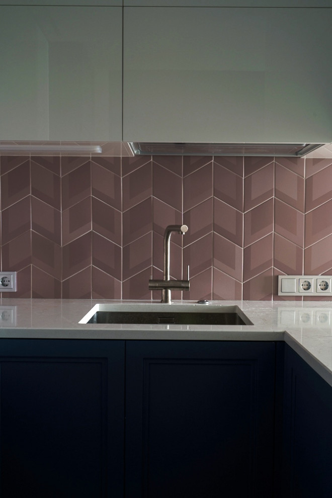 Кухня с ящиками, закрепленными на потолке