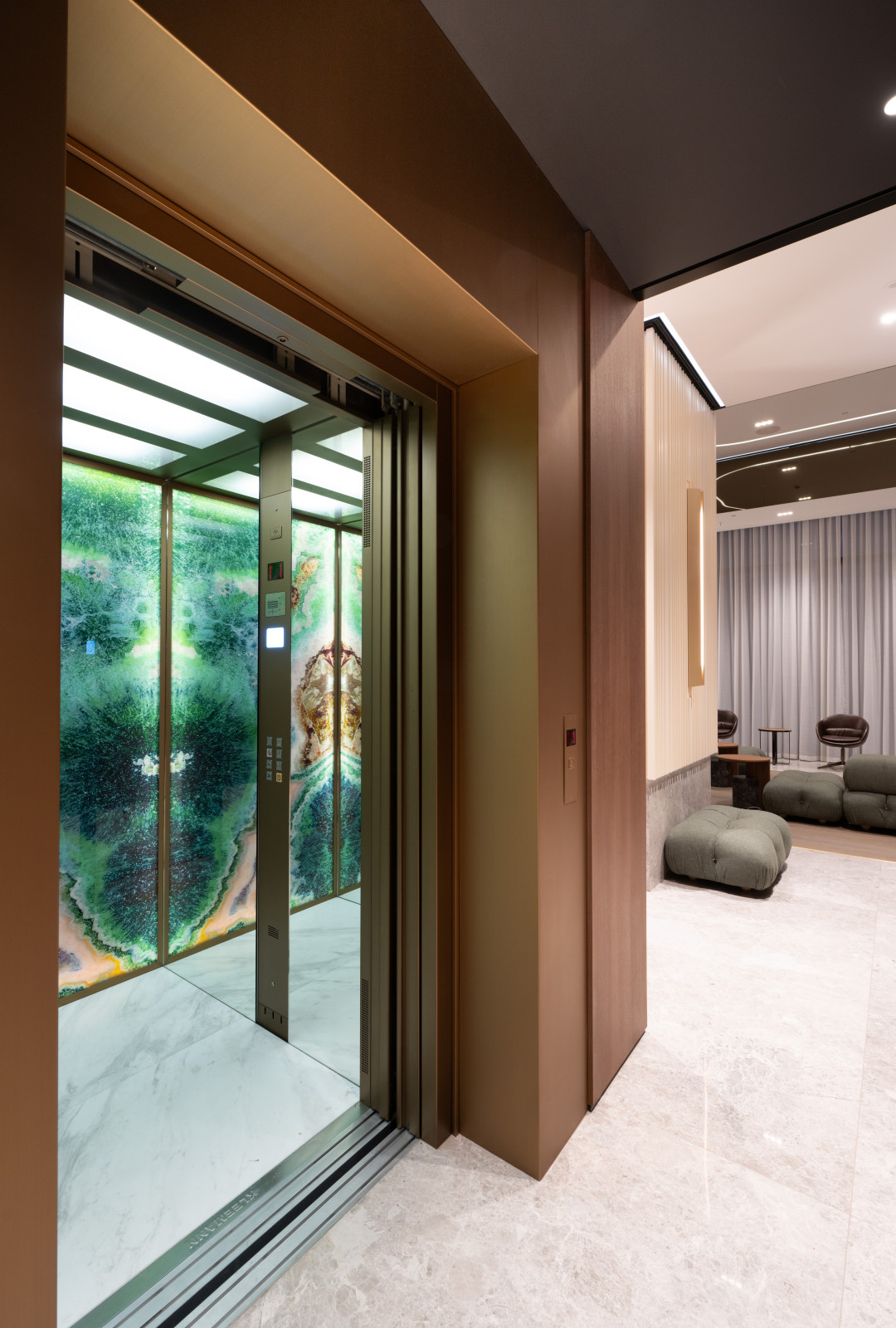 Облицовка металлом лифтового помещения