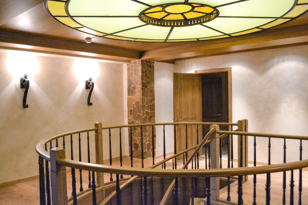 Двухуровневая квартира с кессонными потолками и винтовой лестницей