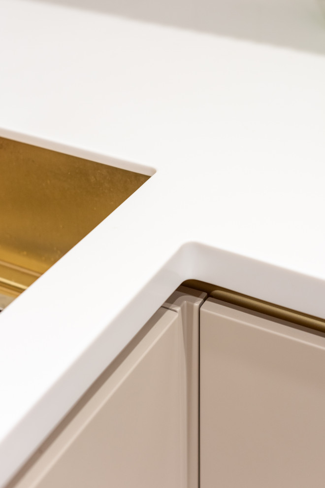 Красивая кухни и вместительная гардеробная