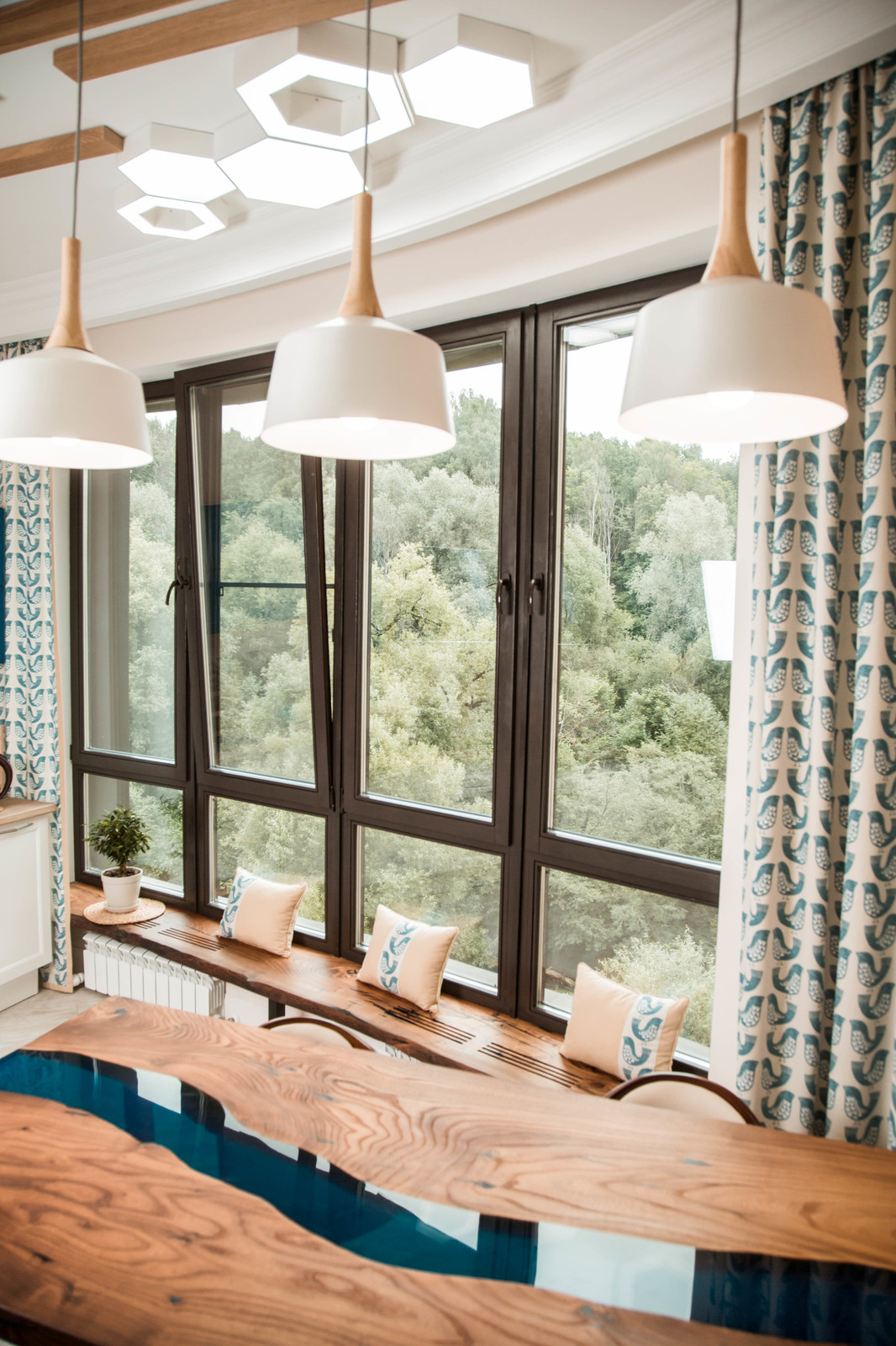 Столовая зона в квартире с панорамным видом Бертош