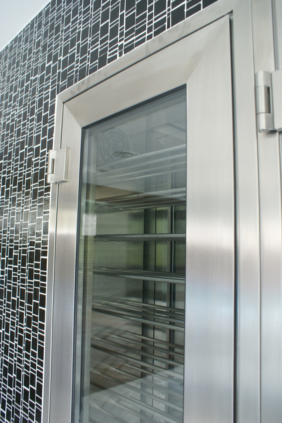 Винный шкаф из нержавеющей стали / Stainless Steel Wine Cellar.