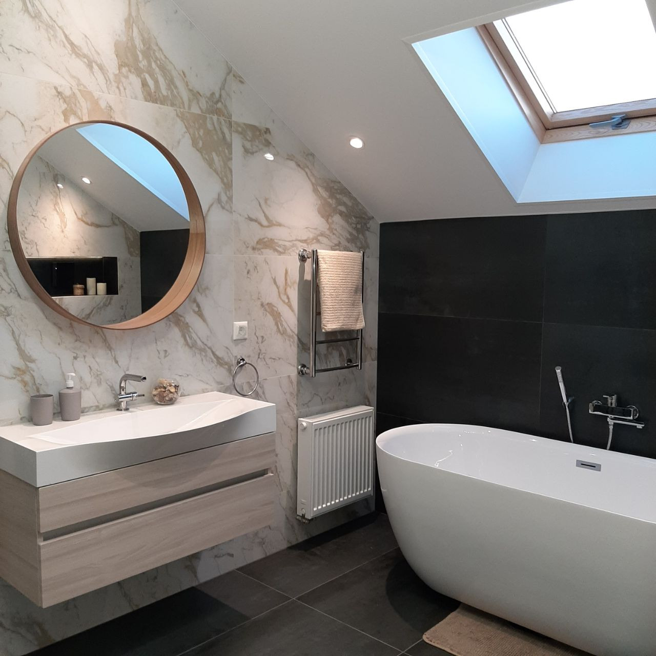 Ванная с мансардным окном