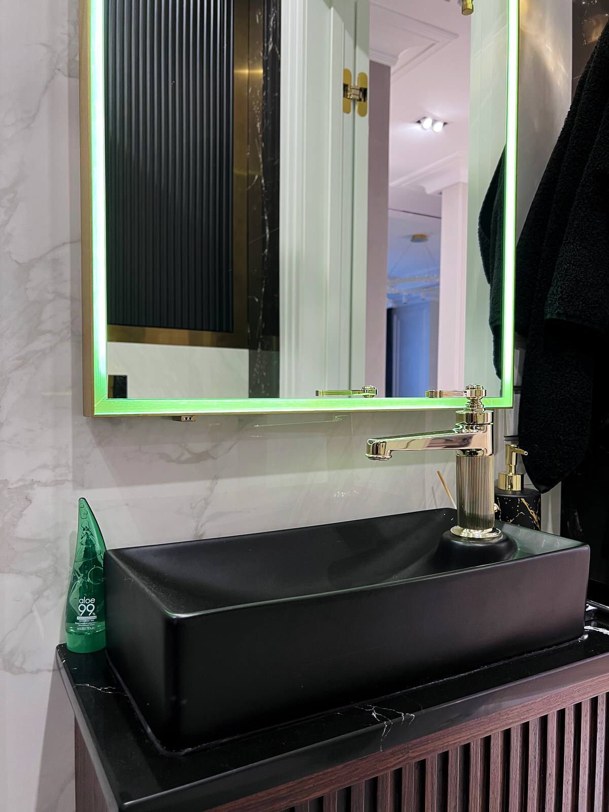 Зеркало в сатинированной раме с подсветкой