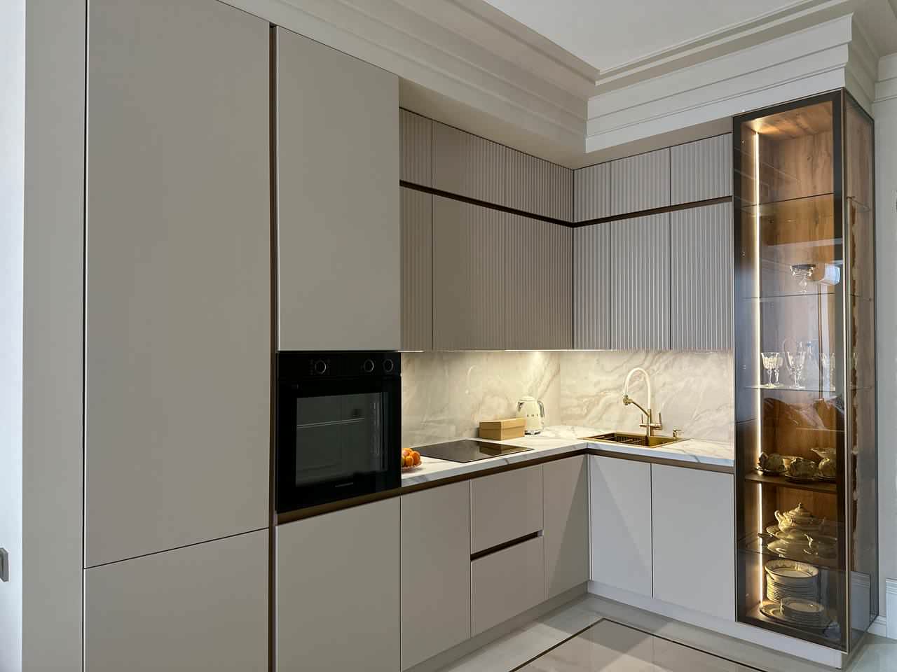 Кухня Нео с рифлеными фасадами в сочетании с алюминиевыми профилями.