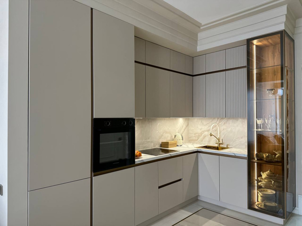 Кухня Нео с рифлеными фасадами в сочетании с алюминиевыми профилями.