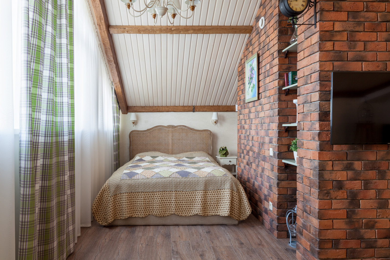 Двухэтажный дом с цокольным этажом и мансардой