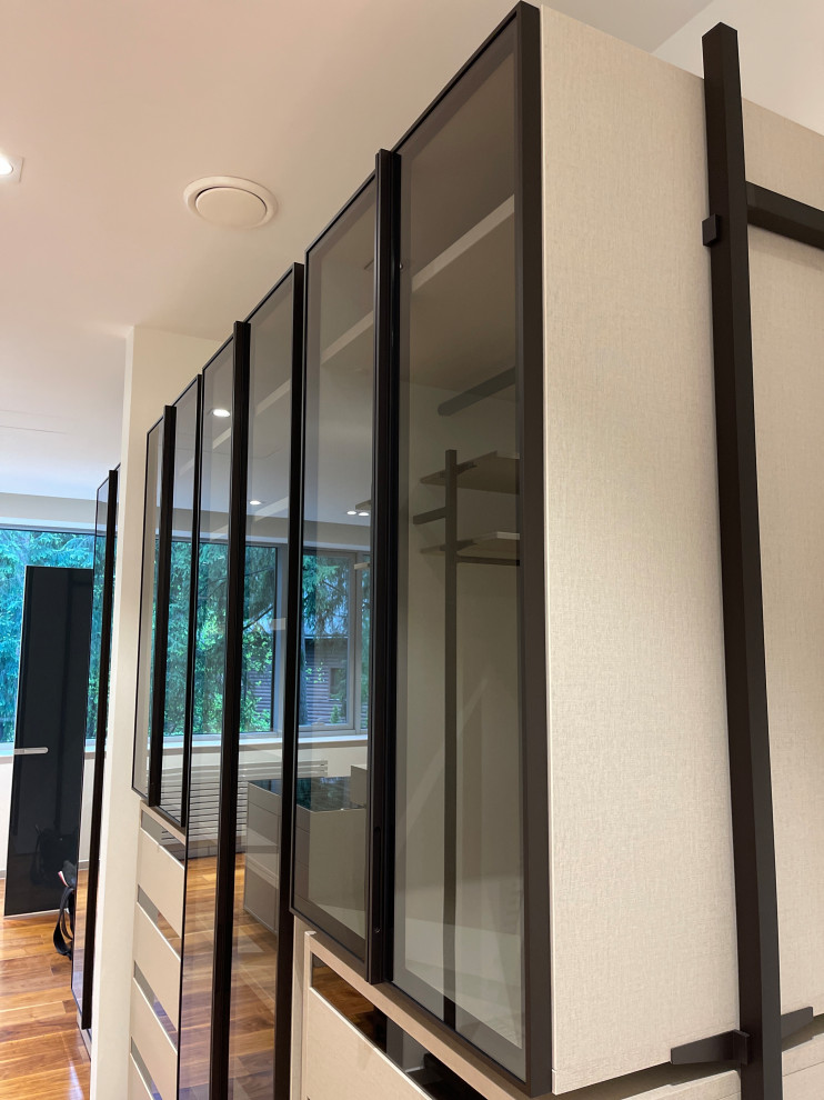 Распашной шкаф с системой RPE raumplus и Гардеробная система UNO raumplus