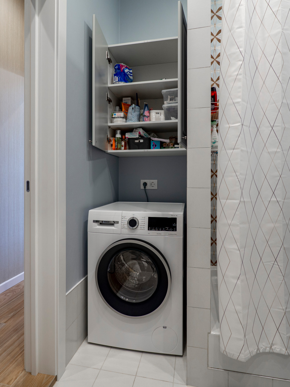 Меблировка прихожей и санузла в светло-мятном цвете